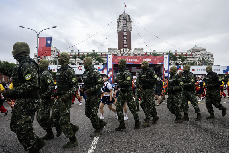 2023年10月10日，國防部心理作戰大隊、陸軍專科學校與陸軍特戰指揮部聯合於國慶典禮上表演。（攝影／楊子磊）