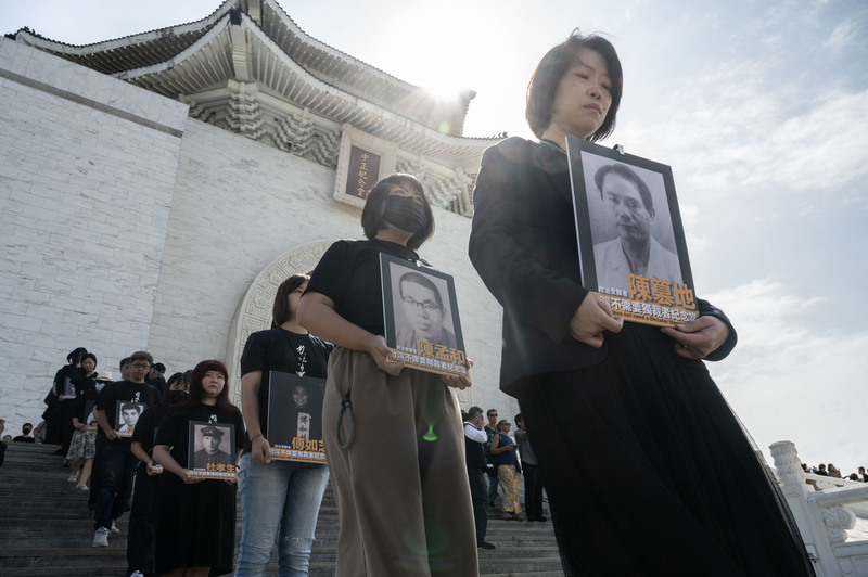 2023年10月30日上午，陳文成博士紀念基金會、台灣共生青年協會、新台灣和平基金會，共同發起「台灣不需要獨裁者紀念堂」行動，每位行動者身穿黑衣、身掛政治受難者照片，於中正紀念堂高舉標語，呼籲執政黨清除威權象徵。（攝影／楊子磊）