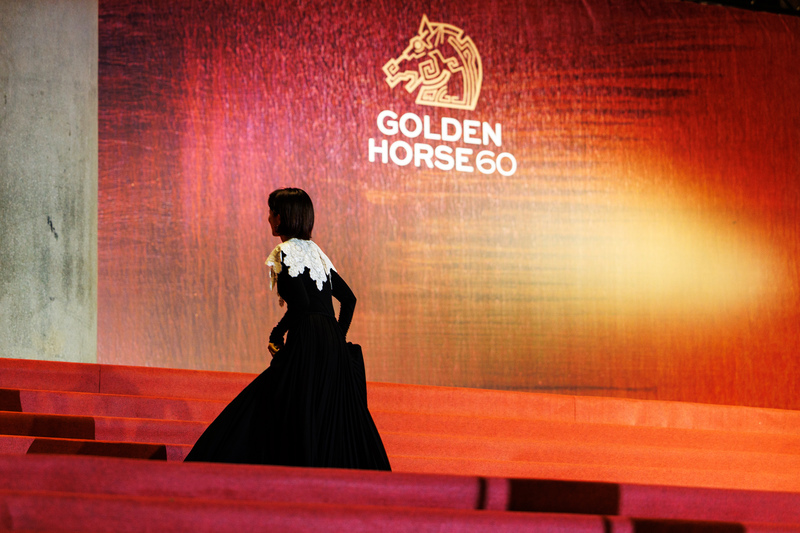 第60屆金馬獎頒獎典禮，受邀擔任嘉賓的知名日本演員滿島光走過進場紅毯。（攝影／鄭宇辰）