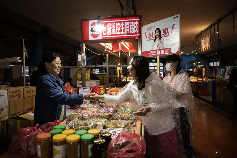 2023年11月11日，民眾黨宜蘭縣立委候選人陳琬惠（中）於新馬市場及周邊地區掃街拜票。（攝影／楊子磊）