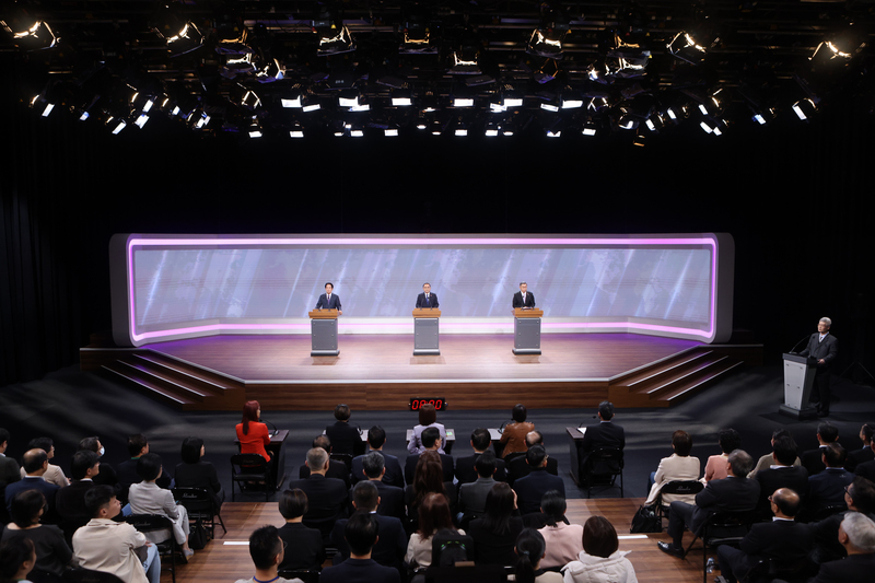 此次電視辯論會是由11家媒體共同舉辦，由公廣集團董事長胡元輝擔任主持人，並由5家媒體記者進行提問。（照片提供／台北市攝影記者聯誼會）