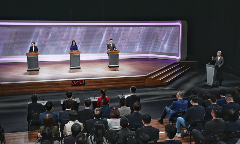 副總統電視辯論會由11家媒體共同舉辦，公視董事長胡元輝擔任主持人，並由4家媒體記者進行提問。（照片提供／台北市攝影記者聯誼會）
