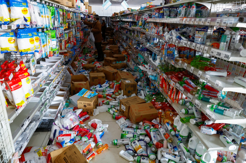 位於能登半島東部的穴水町，民眾在經允許的情況下於一間藥局內拿取免費的物資。（攝影／REUTERS／Kim Kyung-Hoon）