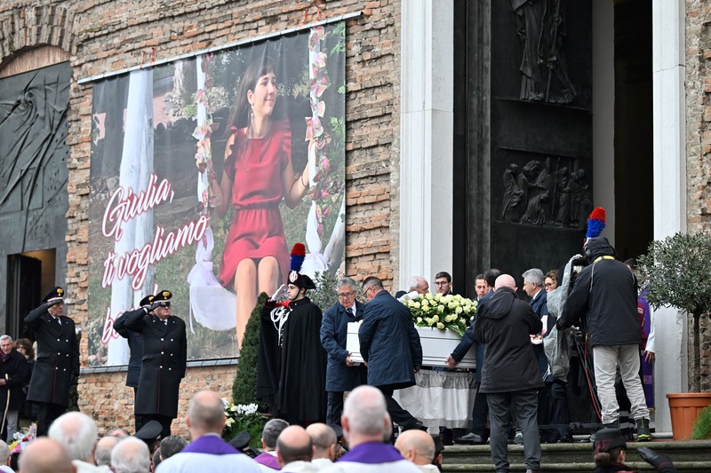 2023年12月5日，護柩者抬著茱莉亞的靈柩走出帕多瓦的聖儒斯蒂娜聖殿（Basilica of Santa Giustina）。茱莉亞的葬禮吸引了上萬名公民到場致意。（攝影／AFP／Andrea Pattaro）