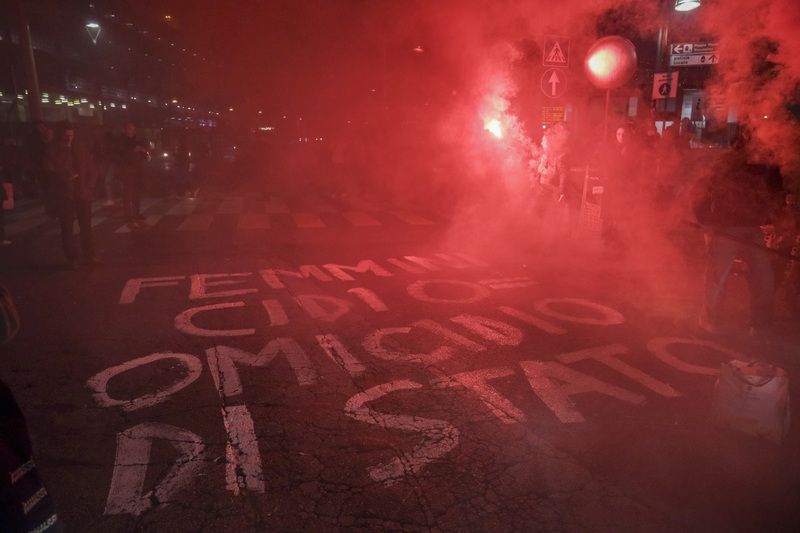 2023年11月24日，在義大利的威尼斯，上街示威的民眾於市區點燃煙霧彈，並在路面上塗寫「厭女謀殺等於國家謀殺」。（攝影／Getty Images／Stefano Mazzola）