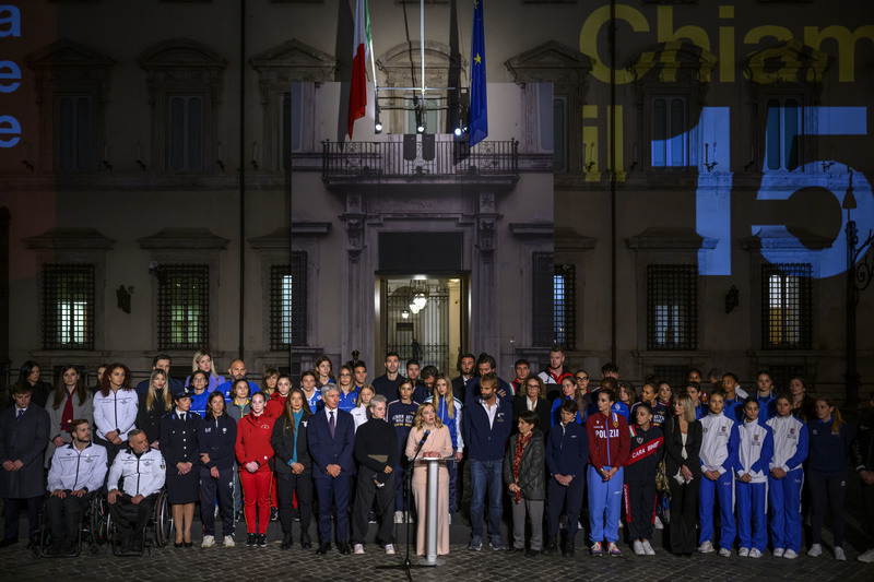 2023年11月24日，義大利總理梅洛尼（Giorgia Meloni，致詞者）與政府官員出席基吉宮（Palazzo Chigi）前的點燈儀式，此為「國際消除對女性使用暴力日」的系列活動。（攝影／Getty Images／Antonio Masiello）