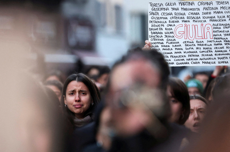 2023年11月22日，在茱莉亞被謀殺的訊息傳出後，義大利的米蘭大學外，學生們舉行快閃集會活動，抗議厭女謀殺和針對婦女的暴力行為。（攝影／REUTERS／Claudia Greco／達志影像）
