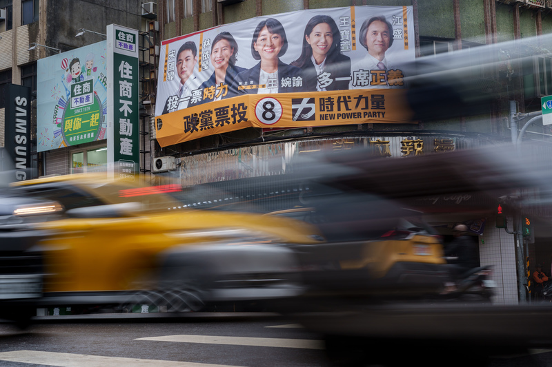 力抗泡沫的小黨──藍綠白壓陣，時力、基進、親民黨的生存保衛戰