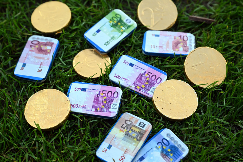 2023年12月17日，德甲的比賽結束時，球迷向球場投擲鈔票和硬幣包裝的巧克力，以表達他們對德國足球職業聯盟投資者的反對。（攝影／picture alliance via Getty Images／Uli Deck）