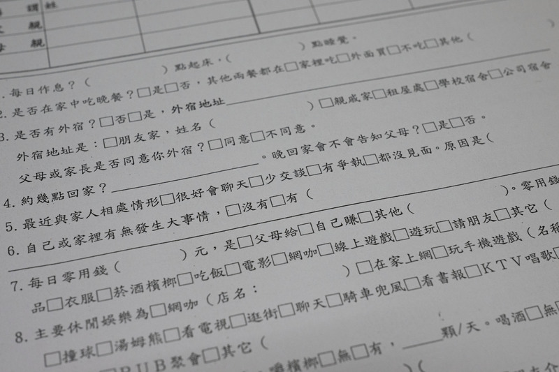 接受《報導者》採訪的少年司法工作者認為，協助少年建立正向的人際關係連結，比嚴刑峻罰更能遏阻犯罪。圖為桃園地方法院保護管束少年生活狀況報告表。（攝影／楊子磊）