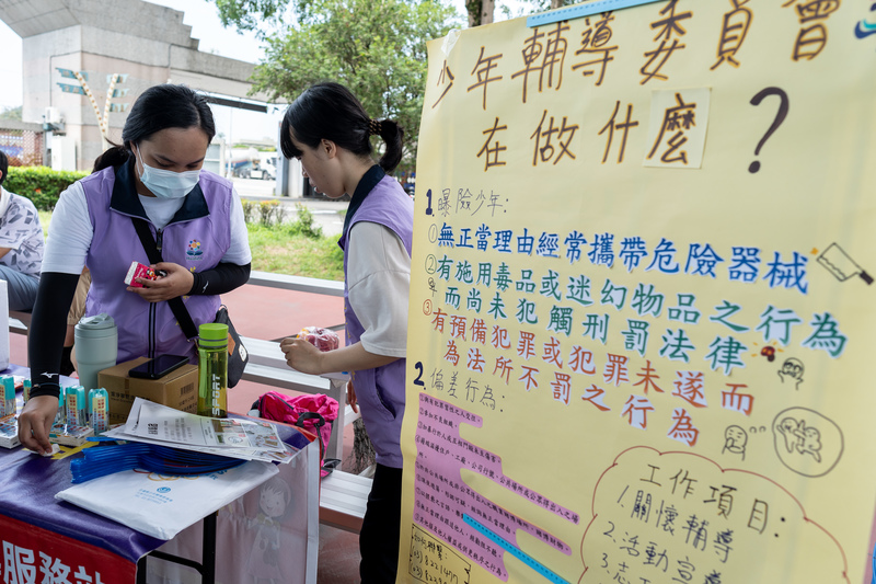 2019年《少事法》修法，將「虞犯少年」改為「曝險少年」，並採取「行政輔導先行」，避免少年過早進入司法。圖為2023年暑假期間，花蓮少輔會借海星中學舉辦籃球比賽活動，現場亦有少輔會的文宣簡介。（攝影／黃世澤）