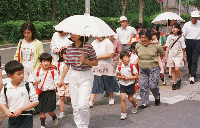 1997年6月10日，在日本的神戶，由於連續兒童殺傷事件的凶手當時仍未被逮捕，家長和老師每天分組陪同孩子上下學。（攝影／AP Photo／Koji Sasahara／達志影像）