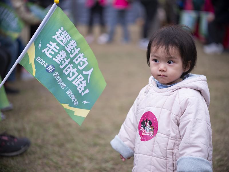 父母帶同年幼的子女參加民進黨造勢大會。（攝影／高仲明）