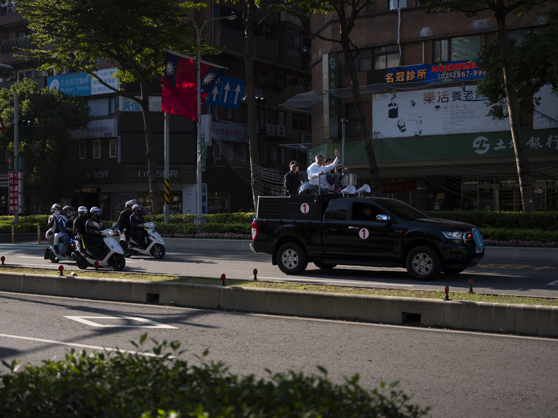 柯文哲的車隊駛經新北市板橋。（攝影／高仲明）