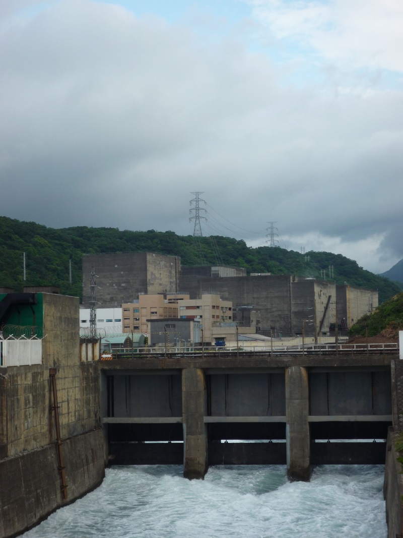 2011年7月，核一廠的排水道及反應爐圍阻體。（圖片來源／Ｗikepedia／Ellery／CC BY-SA 3.0）