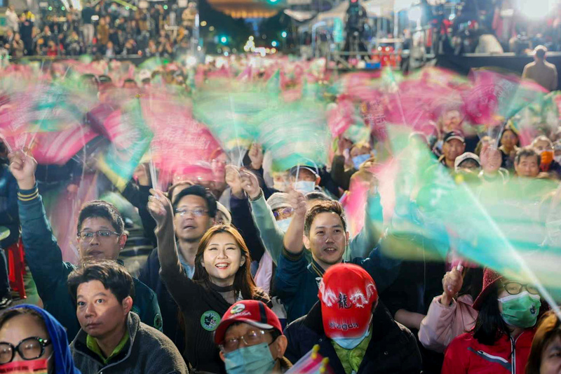 開票當天，賴清德蕭美琴確認當選第16任總統副總統，支持者熱情揮舞旗幟。（攝影／鄭宇辰）