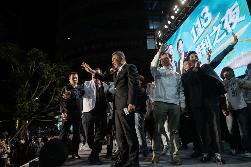 民眾黨柯文哲於晚間8時出面向群眾發表敗選感言，強調台灣第一次撐出了第三黨的局面。（攝影／楊子磊）