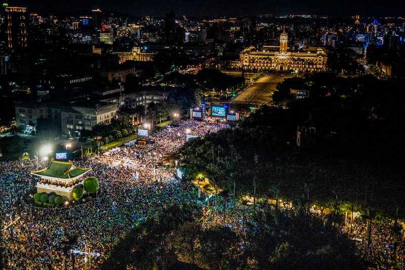 民眾黨選前之夜，熱情的支持者把凱達格蘭大道塞滿。（攝影／王崴漢）