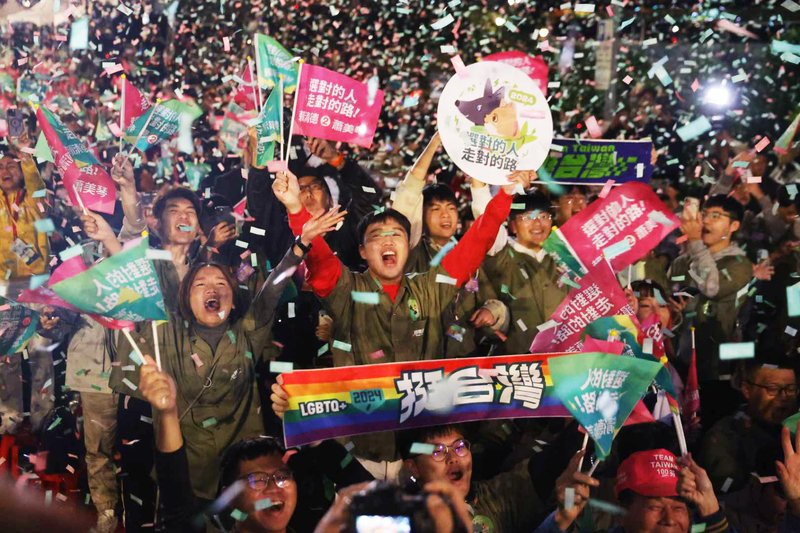 民進黨支持者慶祝賴清德贏得總統大選。（攝影／鄭宇辰）