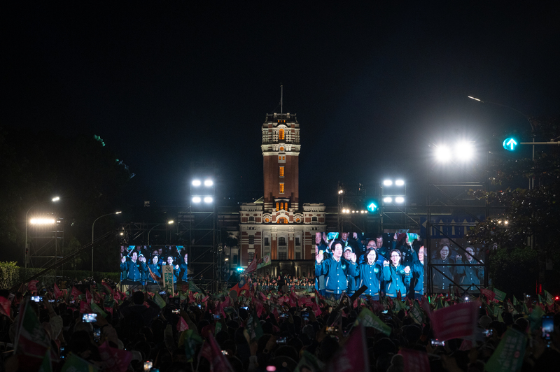 1月11日晚間，民進黨在凱達格蘭大道上舉辦「台灣美德站出來，凱道護國之夜」，蔡英文總統出席助講。（攝影／林彥廷）