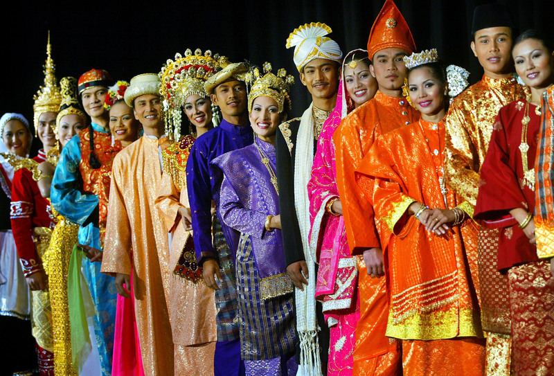 2003年11月21日，在吉隆坡，身著不同民族傳統服裝的馬來西亞人正在排練演出。（攝影／REUTERS／Bazuki Muhammad／達志影像）