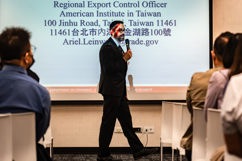 2023年12月12日，經濟部國貿署在台北世貿中心舉辦「戰略性高科技貨品出口管制規定宣導會」，由美國在台協會（AIT）的出口管制官林安杰（Ariel Joshua Leinwand）主講。（攝影／陳曉威）