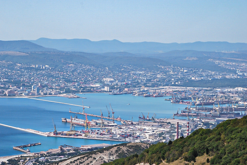 俄羅斯位於黑海岸的港口新羅西斯克（Novorossiysk）是重要的軍港與貿易港，從土耳其轉運的台灣工具機，幾乎都會直接穿越黑海，在此上岸報關。（圖片來源／Wikipedia／Arthur Vanzetti／CC BY 3.0）