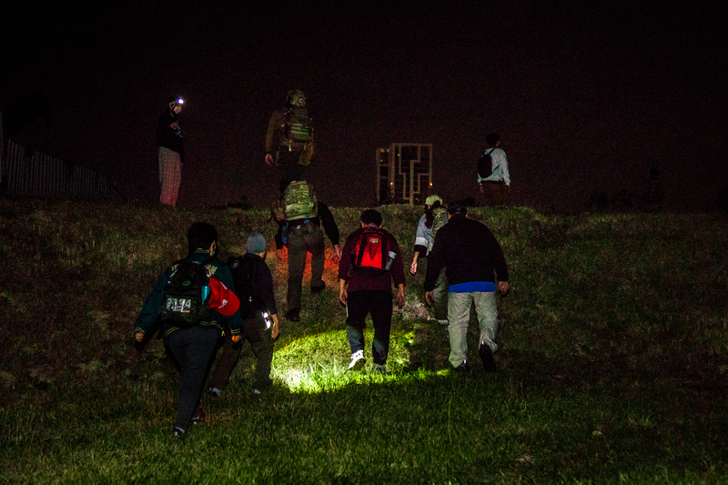 台中自訓團成員1月12日演練空襲避難，數十人負重爬越公園裡的緩坡。（攝影／許詩愷）
