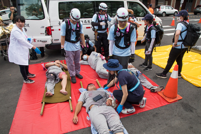 壯闊台灣聯盟的「後盾行動日」和消防、醫療單位合作，參與者們移送傷患後，還需協助專業人員進行檢傷分類和狀況回報。（攝影／許詩愷）