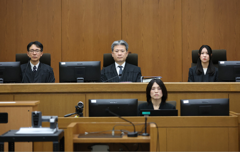 2024年1月25日上午，京都​​地方法院審判長增田啓祐（上排中）與兩位陪席法官，在青葉真司一審開庭宣判。（攝影／AFP／JIJI PRESS）