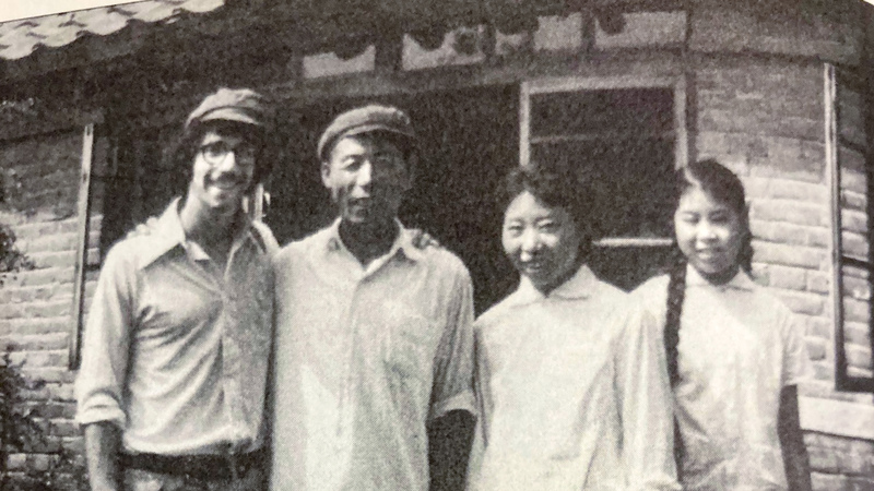 1973年夏天，還在耶魯大學念書的齊邁可（左1）隨美國學生參訪團訪中國，他在瀋陽近郊的人民公社，受到農民余克辛（左2）一家很親切豐盛的邀請。（照片提供／齊邁可）