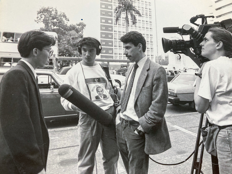 1990年，在香港街頭採訪的齊邁可（右2）與他《CNN》北京分社的同事：收音師法卡斯（Mitch Farkas，左2）與攝影師史特蘭（Cynde Strand，右1）。他們3人的拍檔是1989年學運的見證者，也是當年現場目擊弔念胡耀邦的北京大學生，群起占領天安門廣場示威的第一批國際記者。（照片提供／齊邁可）