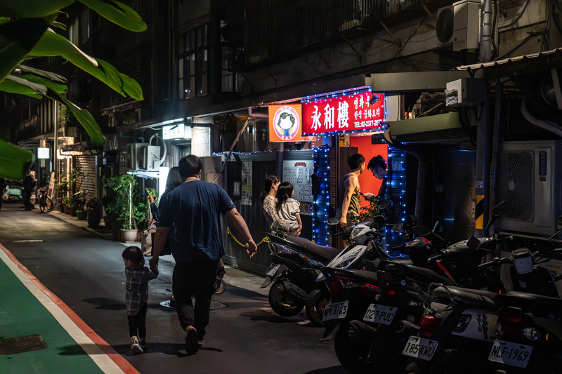 位在台北巷弄裡的永和樓，到了傍晚用餐時間客人絡繹不絕。（攝影／陳曉威）