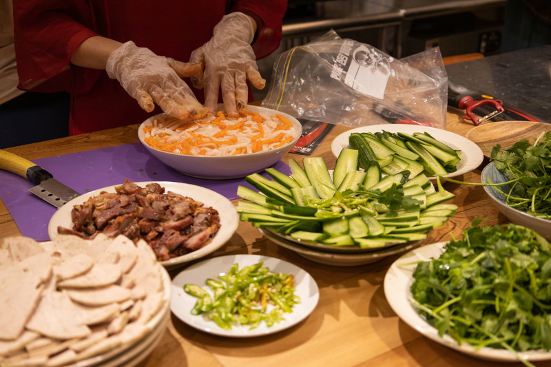 離鄉千里的她們，除夕年夜飯的「家之味」