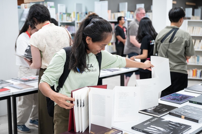 台灣攝影書展現場，當地民眾熱烈探索攝影書所擁有的多樣化結構。（攝影／黃郁修）