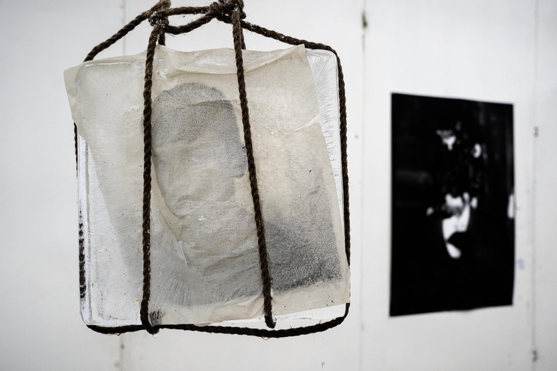 法國藝術家MissV（Véronique Framery）於新創基地Phnom Penh Factory中的裝置作品，以冰塊包覆攝影作品並任其於展示期間融化，藉以探討影像的時間性。（攝影／周志長）