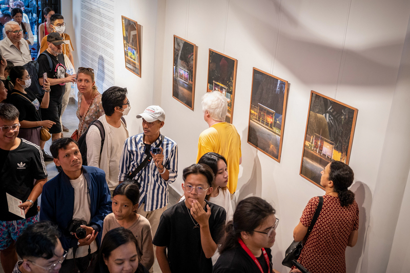 藝廊Sra’Art Gallery展出柬國攝影家Chhen Kimhong對於公車站的系列紀錄《Bus stop》。（攝影／黃郁修）