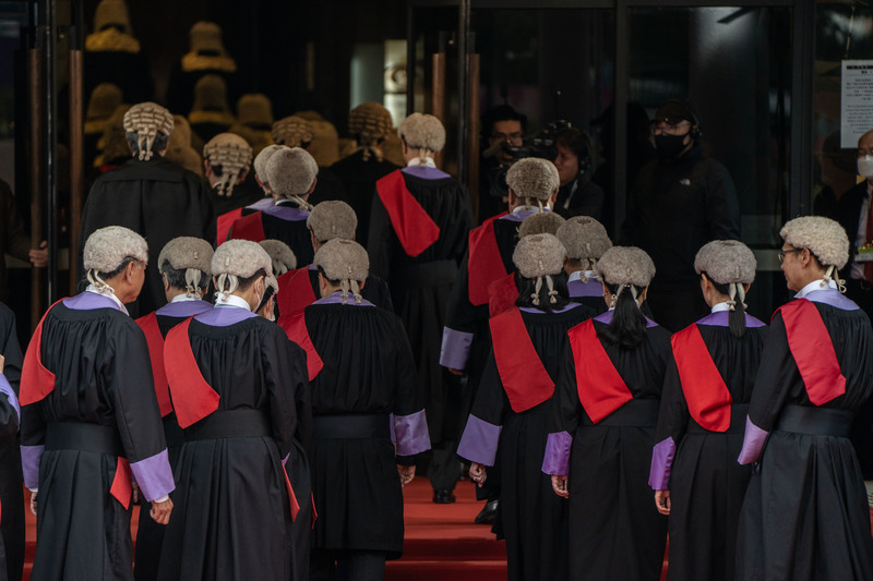 2024年1月22日，身著英屬香港時期的法袍與假髮的法官列隊進入香港大會堂，參加2024法律年度開幕儀式。（攝影／NurPhoto via Getty Images／Vernon Yuen）