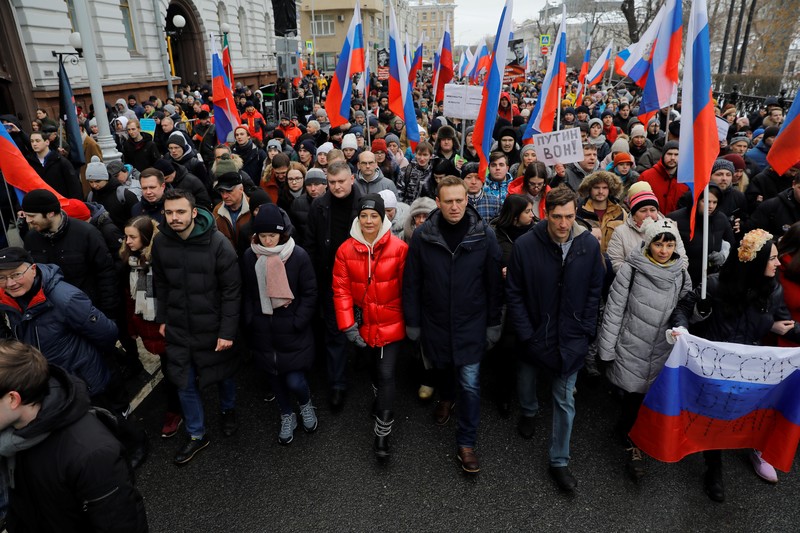 2015年2月27日，納瓦尼與妻子尤莉雅（Yulia Navalnaya）在莫斯科帶領遊行追悼遭暗殺的前總理涅姆佐夫（Boris Nemtsov）。（攝影／Anadolu Agency／Getty Images／Sefa Karacan）