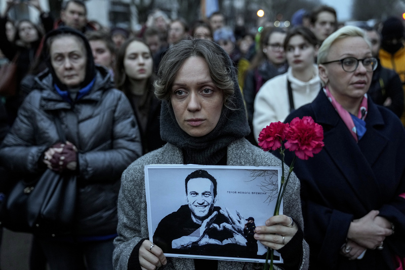 納瓦尼死亡的訊息在世界各地引起關注，在德國柏林，支持者湧上街頭，手持鮮花與照片悼念納瓦尼。（攝影／AP Photo／Ebrahim Noroozi／達志影像）