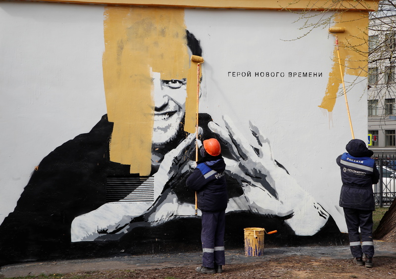 2021年4月28日，在一場聲援獄中納瓦尼的遊行結束後，聖彼得堡的清潔人員在警方指示下，將街頭壁畫清除，壁畫上的文字為「新時代的英雄」。（攝影／REUTERS／Anton Vaganov／達志影像）