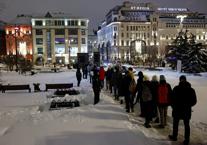 2月16日晚間，莫斯科街上出現民眾前往盧比揚卡廣場（Lubyanka Square），在古拉格集中營受害者的紀念碑上獻花悼念納瓦尼。（攝影／REUTERS／Stringer／達志影像）