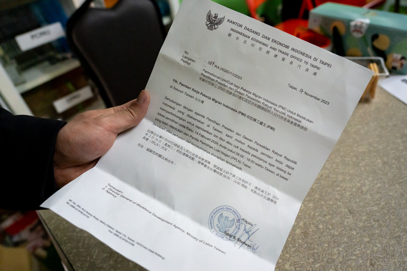 印尼駐台辦事處寄發給全台雇主「懇請給予員工放假許可」的通知書，除了實體文件，移工也可上印尼政府官網申請下載電子檔。（攝影／陳曉威）