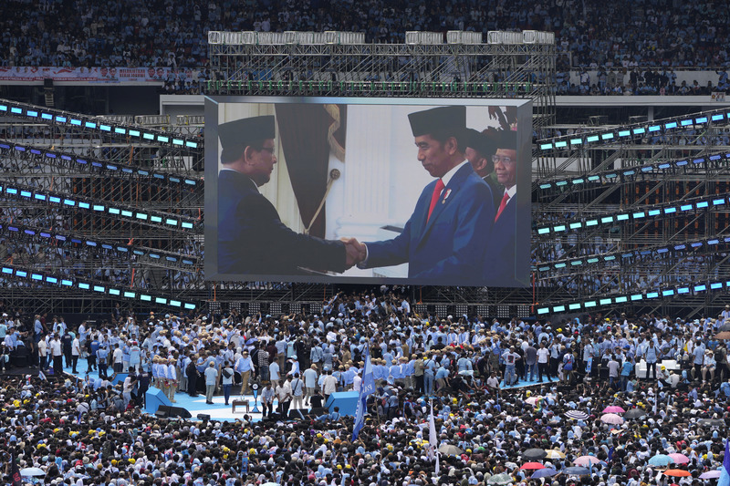 2月10日，印尼雅加達格羅拉蓬卡諾主體育場舉行的造勢活動，螢幕上顯示總統佐科威（右）與國防部長兼總統候選人普拉伯沃（左）合照，象徵兩人結盟。（攝影／AP Photo／Dita Alangkara／達志影像）