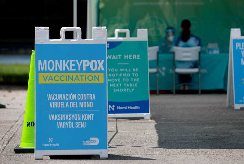 COVID-19、M痘、伊波拉等人畜共通疾病的傳播與流行，使「健康一體化」成為全球重視的議題。圖為2022年8月美國佛羅里達州設立的猴痘疫苗接種站。（攝影／JOE RAEDLE／GETTY IMAGES NORTH AMERICA／Getty Images via AFP）