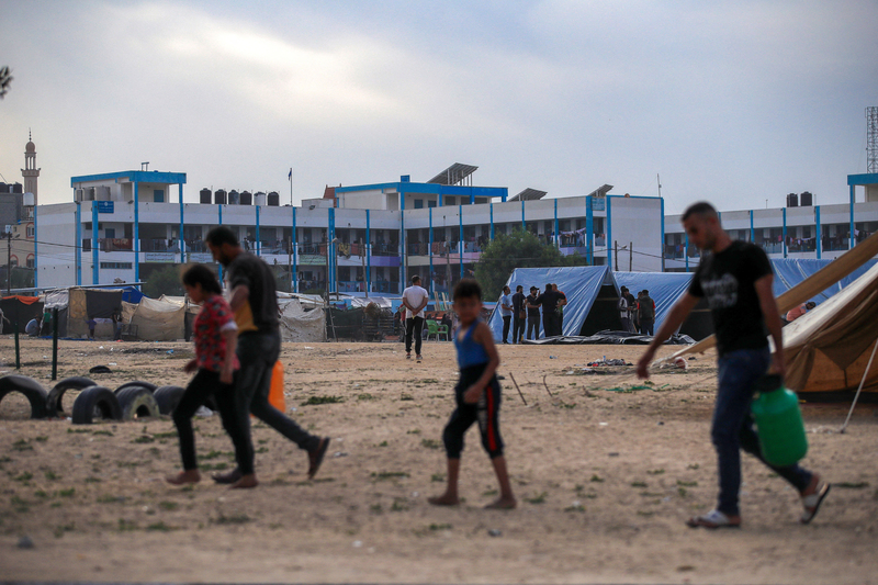 以色列和哈瑪斯之間衝突不斷，據稱這場戰爭已導致近160萬巴勒斯坦人流離失所。圖為2023年11月加薩走廊南部拉法的UNRWA學校，有超過10萬人生活在這個食物與水不足，空間狹窄的避難所內。 （攝影／Mohammed Zaanoun／Middle East Images／Middle East Images via AFP）