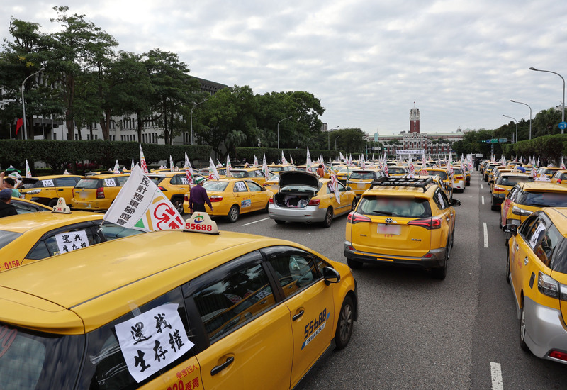 計程車駕駛集結台北凱達格蘭大道集結，呼籲國家政府應重視計程車駕駛的工作權與生計。（攝影／中央社／趙世勳）