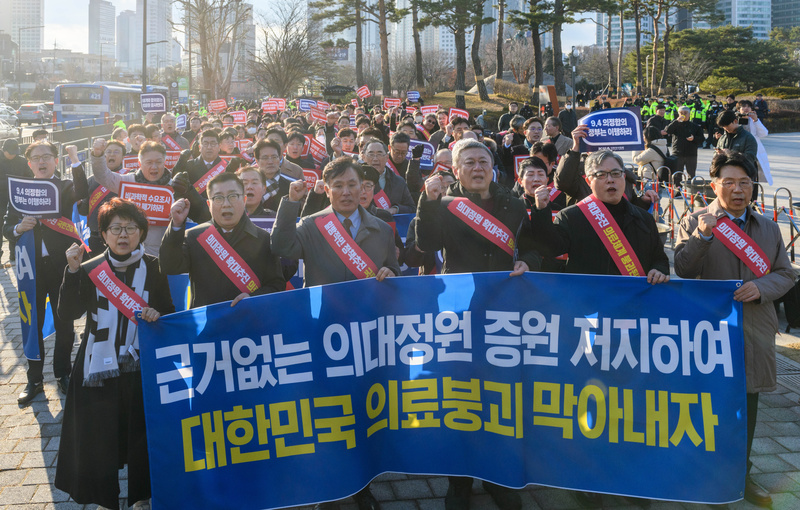 罷工的1萬名醫師：韓國醫學院擴大招生之亂，為何全國圍攻白色巨塔？