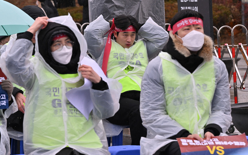 2024年2月21日，韓國的年輕醫師聚集在首爾街頭表達抗議。（攝影／AFP／Jung Yeon-je）
