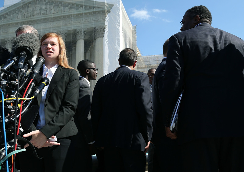 阿貝吉爾．費雪（Abigail Fisher，左）指控德州大學奧斯汀分校在錄取新生時採取的平權措施是種族歧視。圖為2012年，費雪在美國最高法院前招開記者會。（攝影／Mark Wilson／Getty Images）